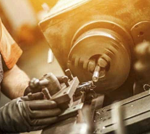 metal turner using 3 jaw chuck on metal lathe